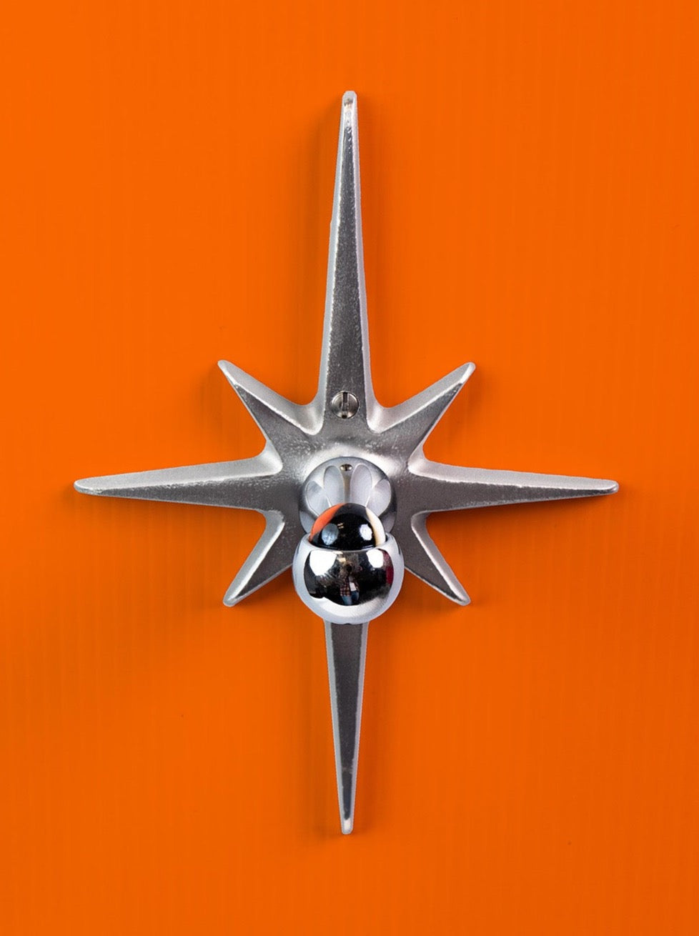 Another view of the hook. The starburst style is two long points on top and bottom, two medium points horizontally, then 4 shorter points in between.